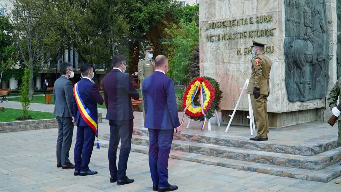 Ceremonie restrânsă de Ziua Europei, la statuia Independenței din Iași - GALERIE FOTO