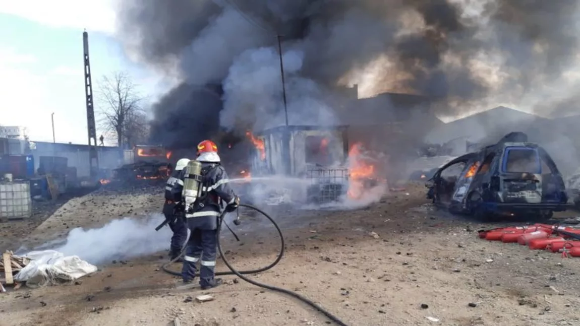 Un alt incendiu a izbucnit la depozitul de deşeuri din judeţul Prahova. Pompierii intervin în forţă