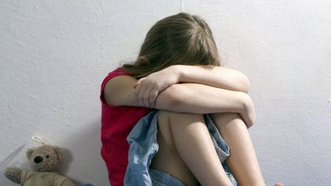 O fată în vârstă de 12 ani din Târgoviște a fost obligată să întrețină relații sexuale cu doi bărbați