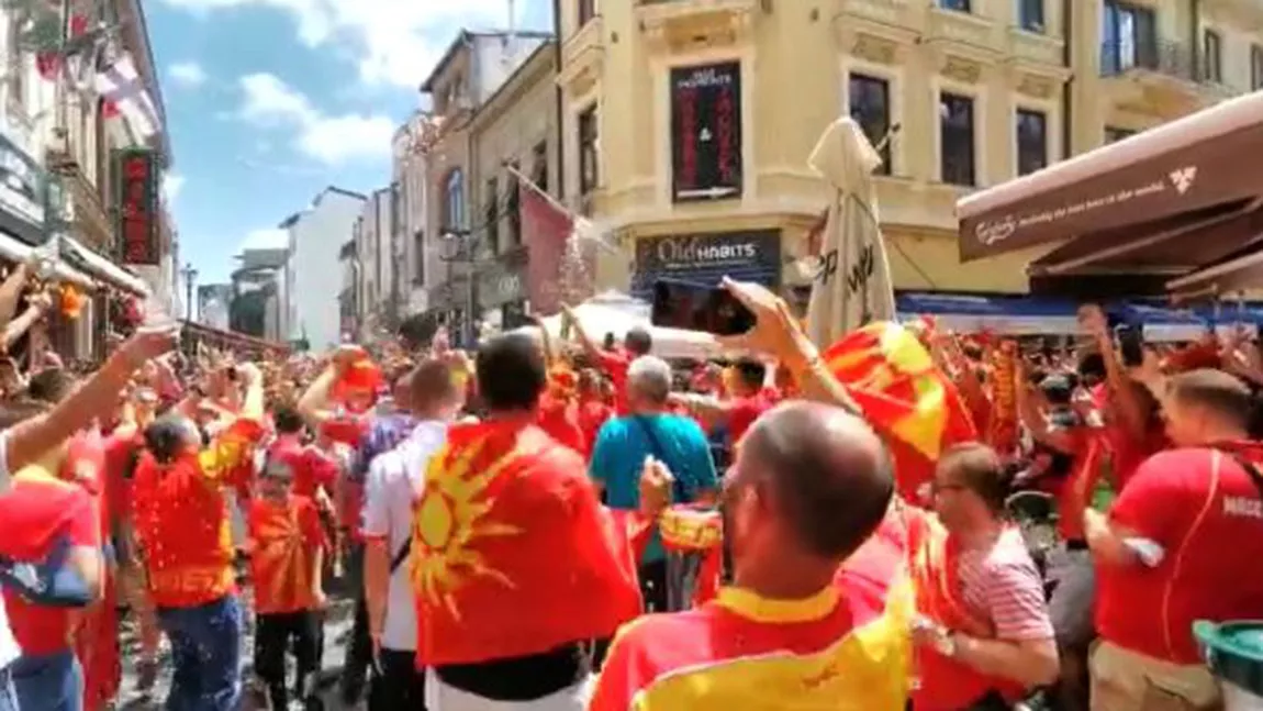 Suporterii macedoneni continuă să facă spectacol în Centrul Vechi al Capitalei - FOTO/VIDEO