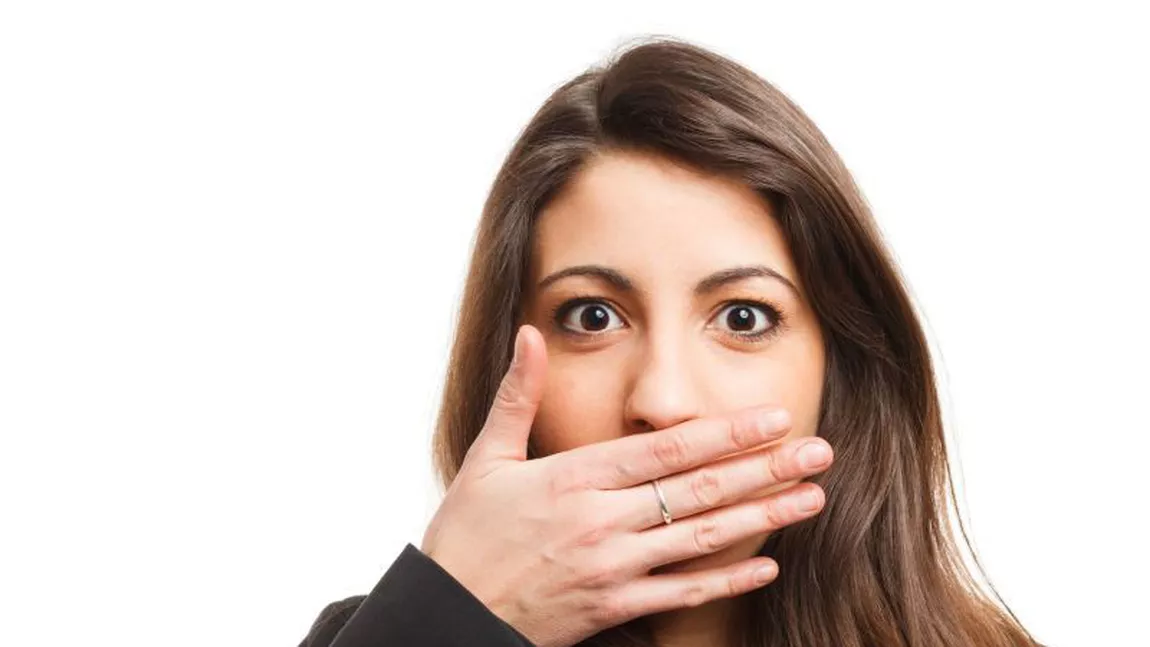 Ce trebuie să faci când îți miroase gura: Cum să scapi rapid de această situație stânjenitoare