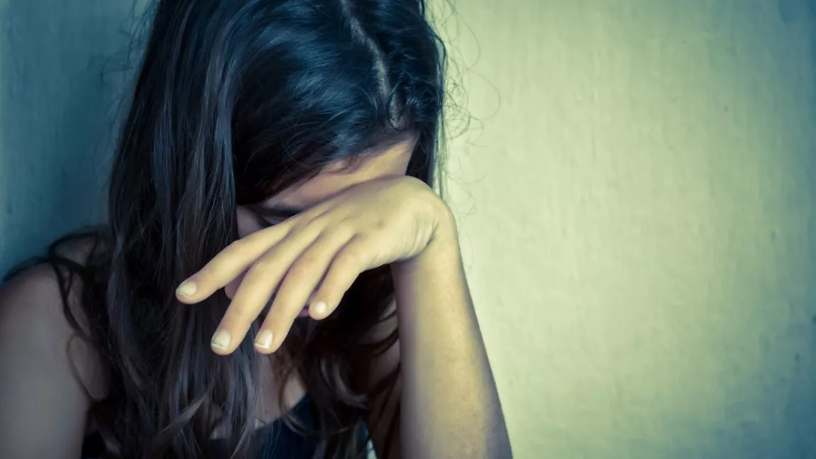 Două fete de 10 și 13 ani au fost violate la Bârlad. Una dintre victime este însărcinată în cinci luni: „Vomită și o doare burta”