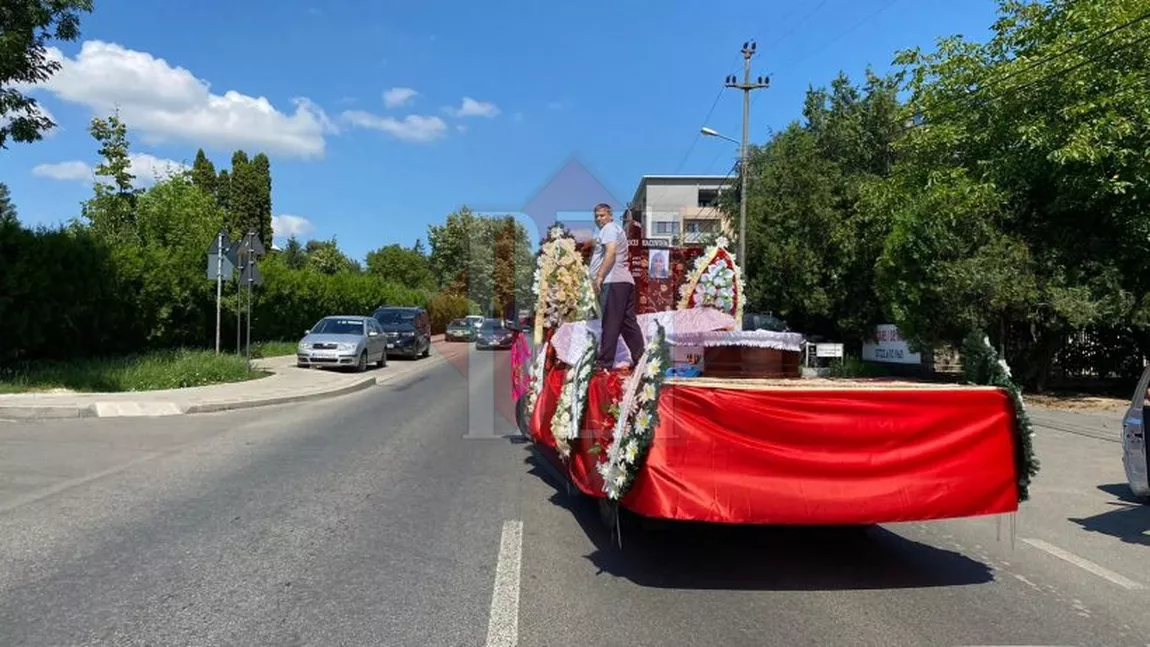 Tragedie în clanul Stănescu din Iaşi. Racovina Stănescu a fost condusă pe ultimul drum cu sicriul descoperit - EXCLUSIV, FOTO