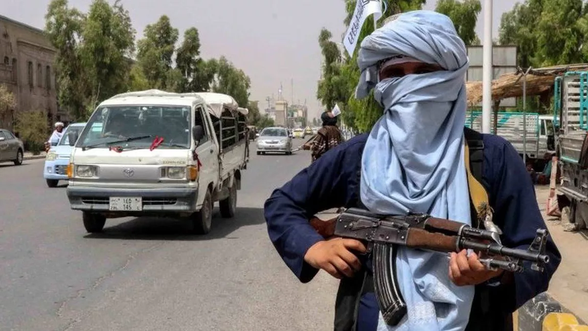 Talibanii din Afganistan bat din ușă în ușă pentru a găsi persoane care au lucrat cu NATO