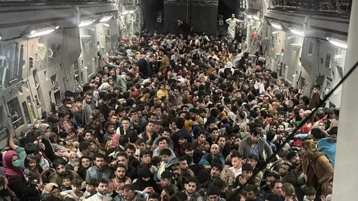 Imaginile disperării din Kabul! Sute de oameni înghesuiţi într-un avion american care pleacă spre SUA - FOTO