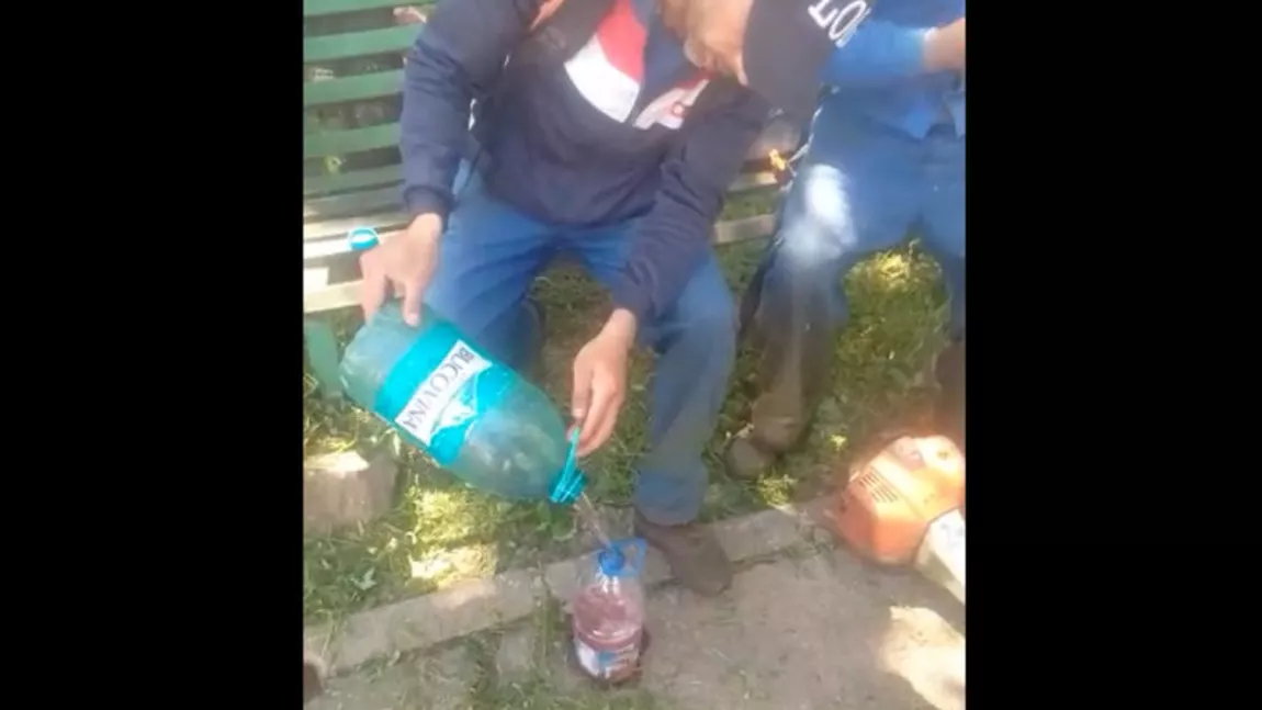 Un angajat din Galați își învață colegul nepalez cum să fure benzină de la locul de muncă - VIDEO