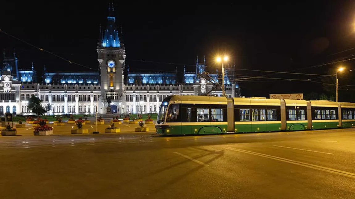 Tramvaiele PESA, scoase în cursul serii de ieri la probe prin Iaşi. Au aşteptat în depou să fie modificate peroanele - FOTO