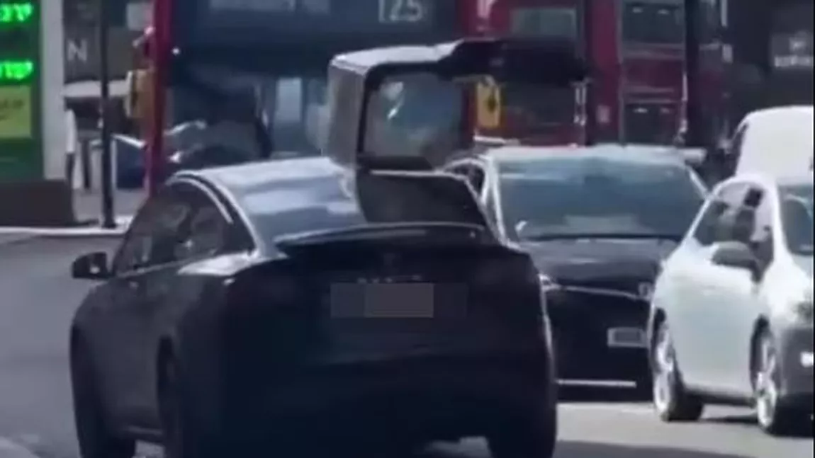 Întâmplare de cascadorii râsului. Un şofer al unui autoturism Tesla de sute de mii de euro și-a lăsat portiera deschisă, ciocnindu-se cu un autobuz - FOTO, VIDEO