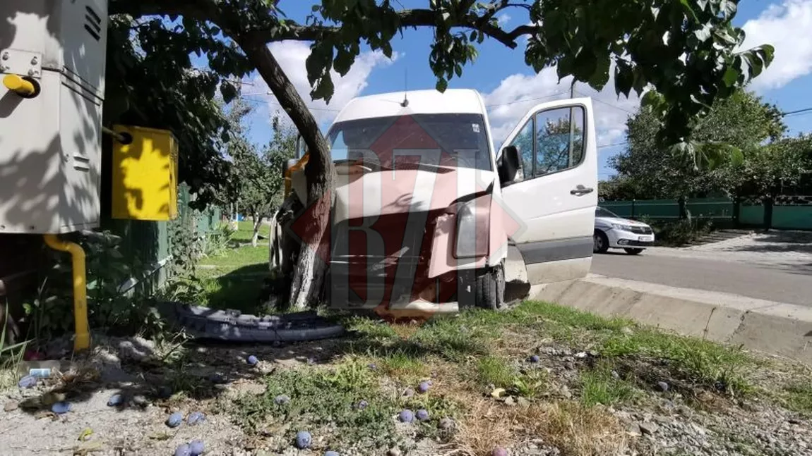 Accident rutier în Iași! O persoană a fost rănită după ce un autoturism a intrat într-un copac - EXCLUSIV/FOTO, VIDEO