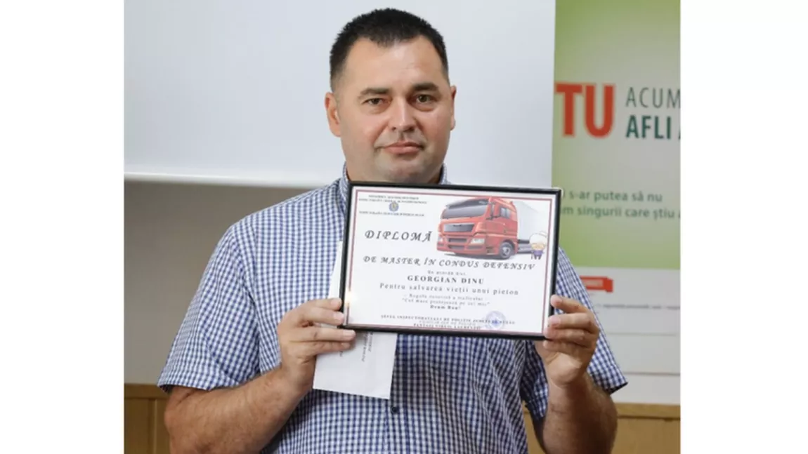 Șoferul de TIR care a salvat viața bătrânei în ultima clipă a primit o diplomă. Polițiștii din Galați îl felicită