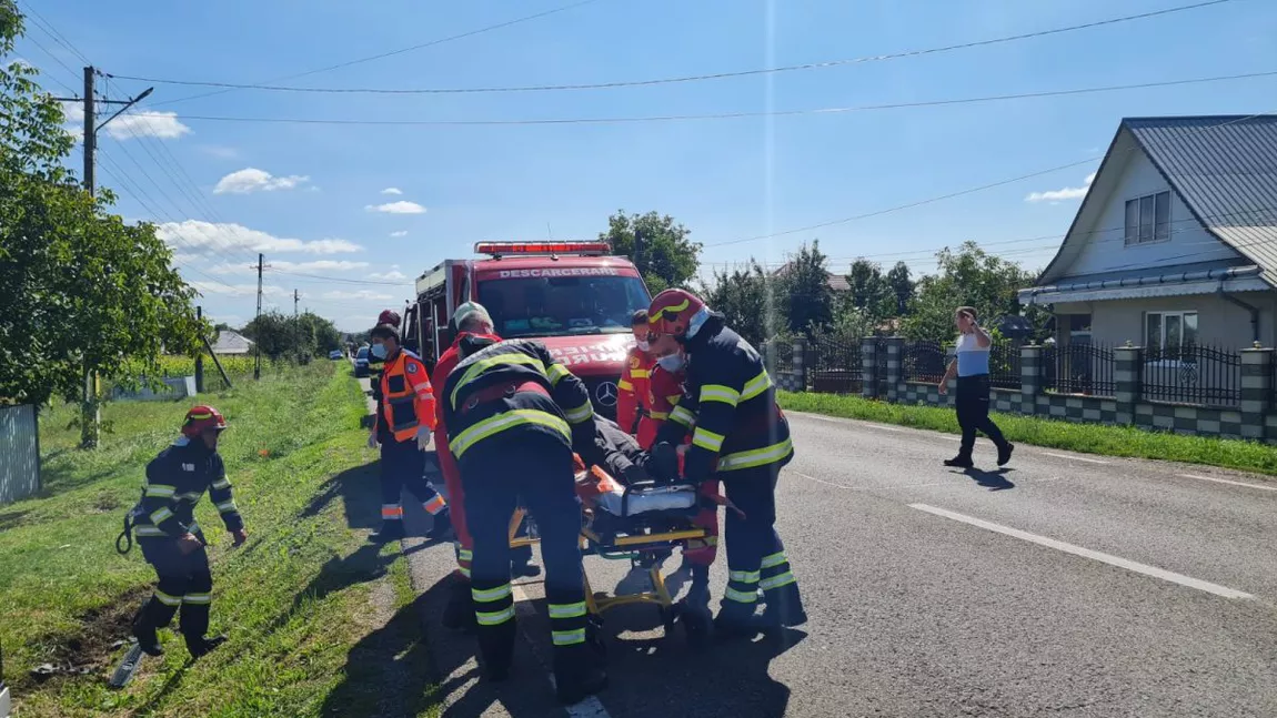 Accident rutier în Piatra Neamţ. Două persoane au rămas încarcerate, după ce un autoturism a intrat într-un cap de pod - FOTO