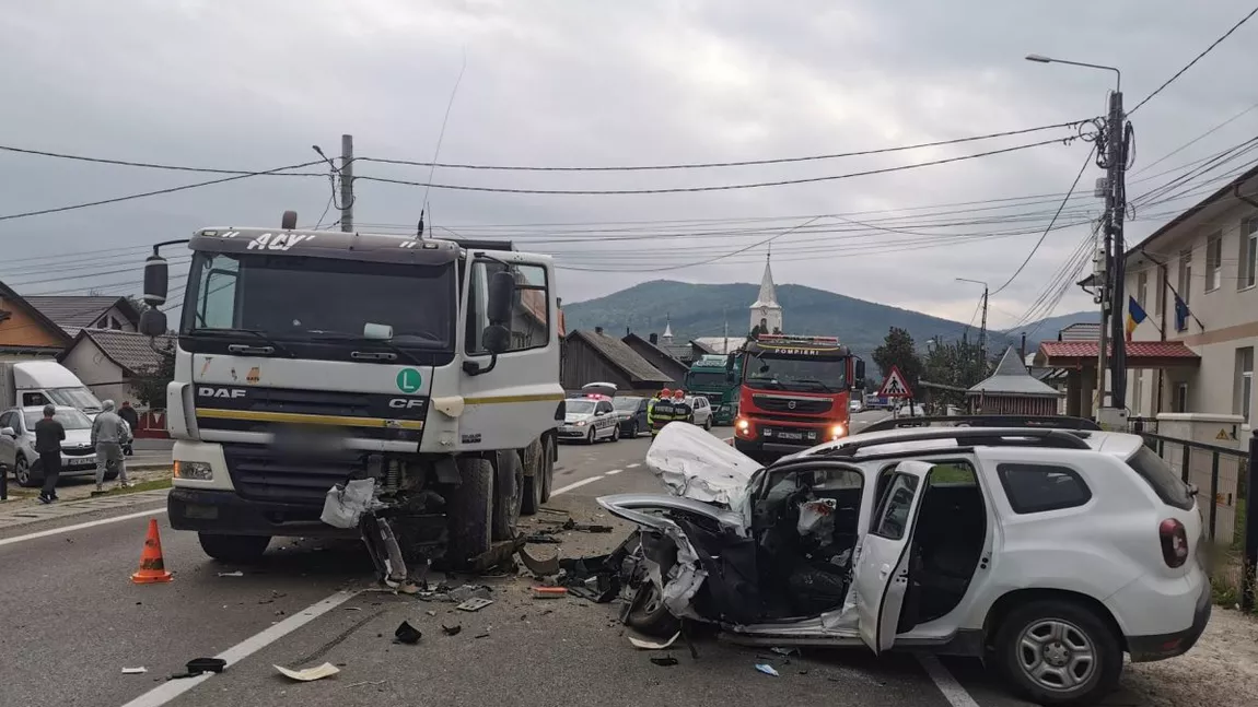 Accident rutier în judeţul Suceava. Un autoturism s-a izbit cu un camion - FOTO