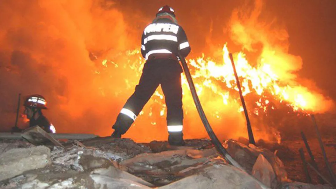 Trei copii au rămas pe drumuri după ce un unchi le-a incendiat casa