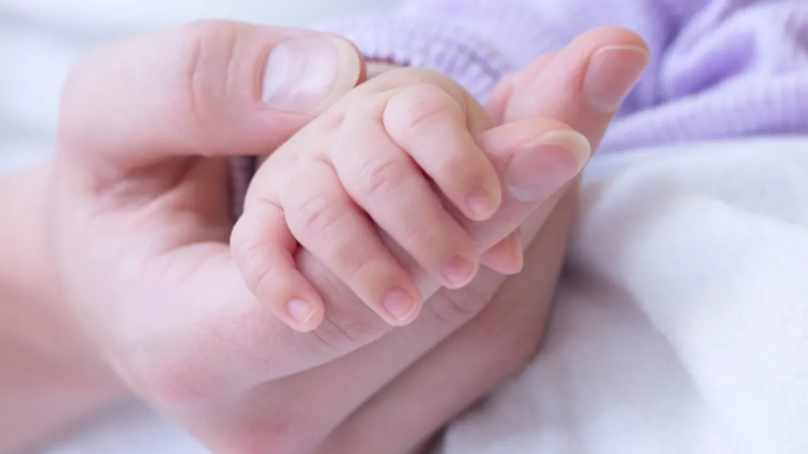 Caz revoltător! Un bebeluș din Drobeta Turnu Severin, separat de părinți timp de șase luni: „Pur şi simplu ne-a fost luată”