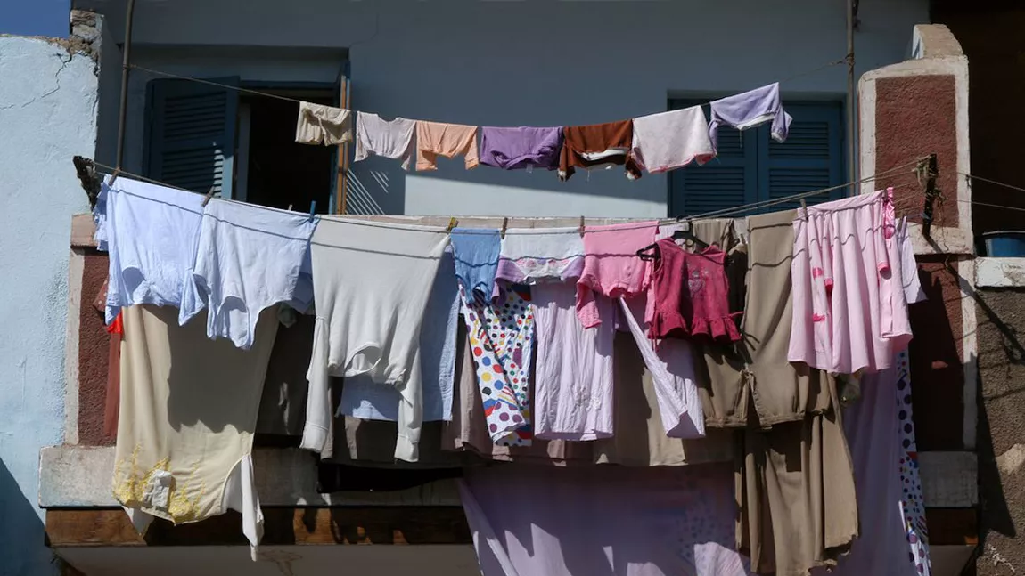 O femeie din Târgu Jiu a căzut de la etaj, în timp ce întindea rufe la uscat pe balcon