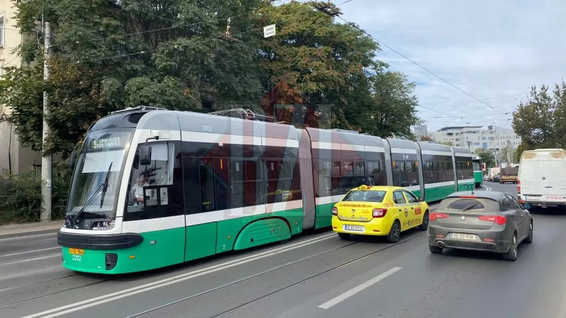 Circulaţia tramvaielor blocată în zona Tg. Cucu din cauza căderii de tensiune. Noua garnitură PESA trebuie reconectată la sistem - EXCLUSIV, FOTO