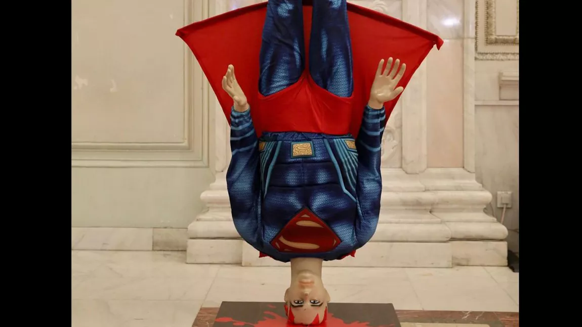 Florin Cîțu ironizat în Parlament. PSD a adus o machetă cu Superman, care plonjează în cap, în ziua votului moțiunii de cenzură