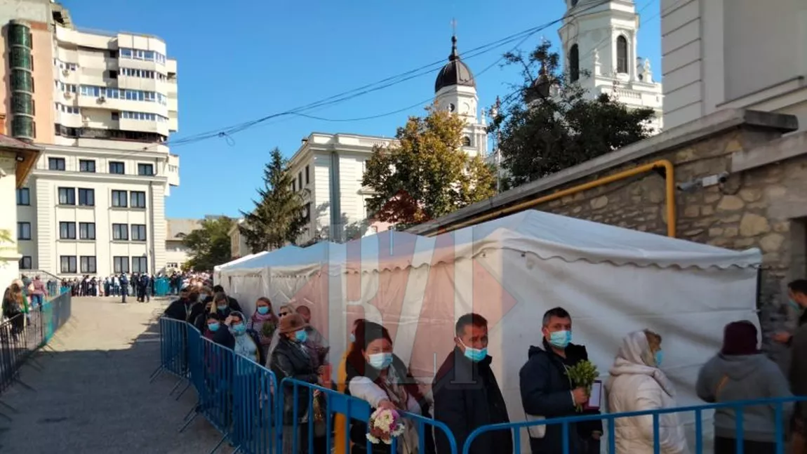 Iată câte persoane se află în acest moment la rând pentru a se închina la racla cu moaștele Sfintei Cuvioase Parascheva din Iași - GALERIE FOTO