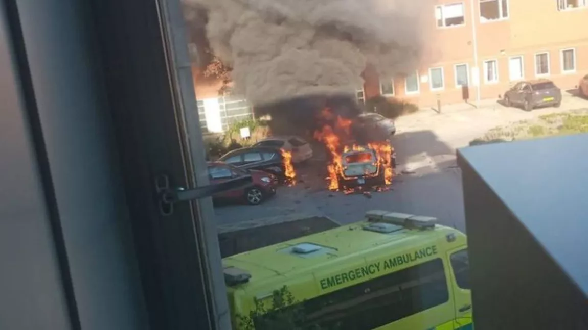 Atentat terorist în Liverpool unde o mașină a explodat în fața unui spital! Trei bărbaţi au fost arestaţi - FOTO