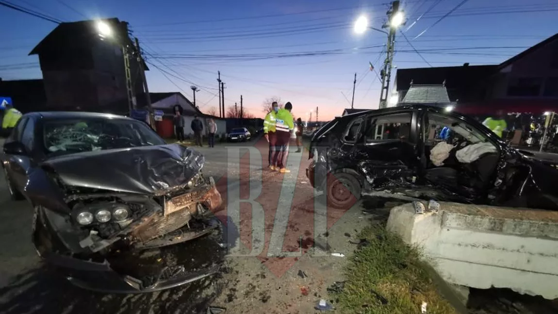 Accident rutier în localitatea Mogoşeşti Siret din judeţul Iaşi. Trei autoturisme s-au izbit. Cinci persoane sunt rănite, iar o femeie a decedat - EXCLUSIV, UPDATE, FOTO, VIDEO