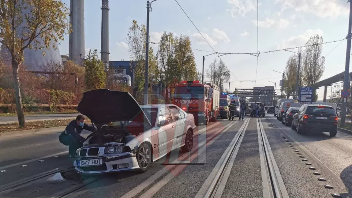 Accident rutier în Iaşi. Două autoturisme au intrat în coliziune, iar un BMW a fost avariat serios. Două persoane au fost transportate la spital - EXCLUSIV, GALERIE FOTO, UPDATE, VIDEO