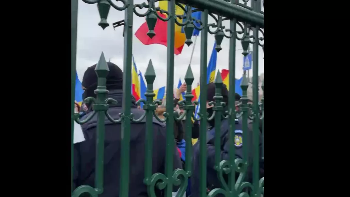 Un al doilea protestatar a fost reţinut de oamenii legii după ce ar fi forțat poarta de la Parlamentul României