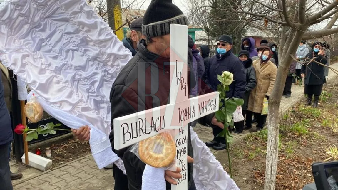 Imagini sfâşietoare! Vanesa Burlacu, tânăra omorâtă în vila de pe Moara de Vânt este condusă pe ultimul drum. O fanfară a fost adusă la casa părintească unde a fost depusă (Exclusiv) - GALERIE FOTO, VIDEO