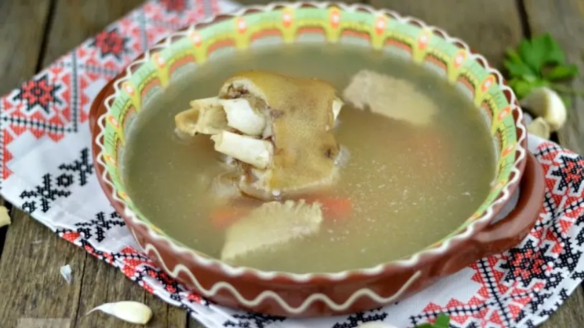 Piftie de porc ardelenească: Rețeta bunicii pentru o răcitură perfectă