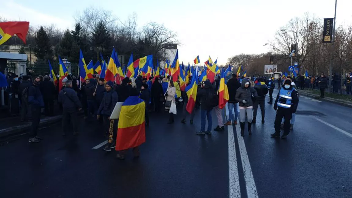Protestul din Bucureşti continuă! Peste 1.000 de persoane au înconjurat Palatul Parlamentului. George Simion: „Trebuie să respingem acest certificat dăunător”