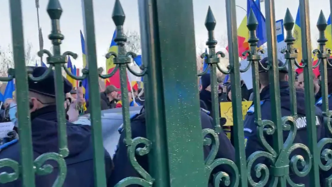 Protestatarii forţează intrarea în Parlamentul României! Oamenii scandează împotriva certificatului verde - FOTO