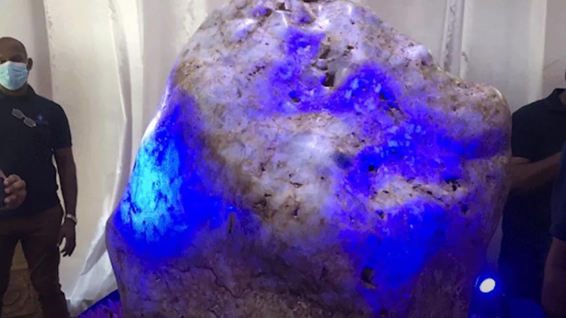 Cel mai mare safir natural albastru din lume, scos la licitaţie. Banii, folosiţi pentru a scăpa de criza economică din Sri Lanka - FOTO, VIDEO