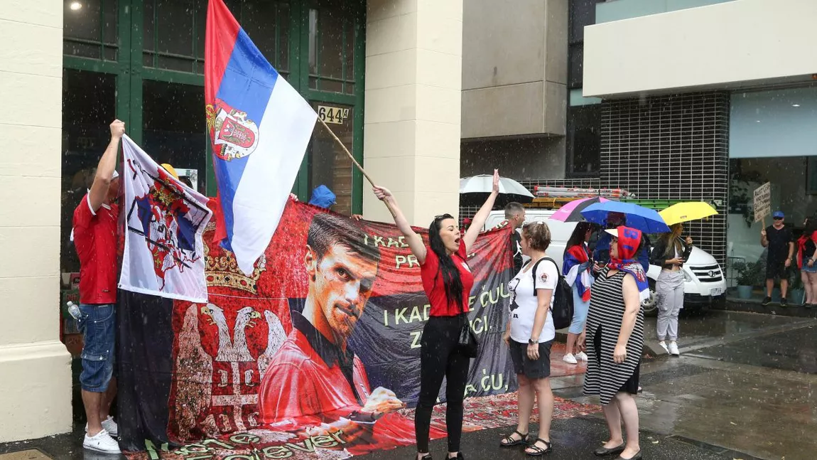 Tenismenul Novak Djokovic a câștigat o luptă împotriva autorităților din Australia și sute de suporteri sărbătoresc în stradă victoria - FOTO