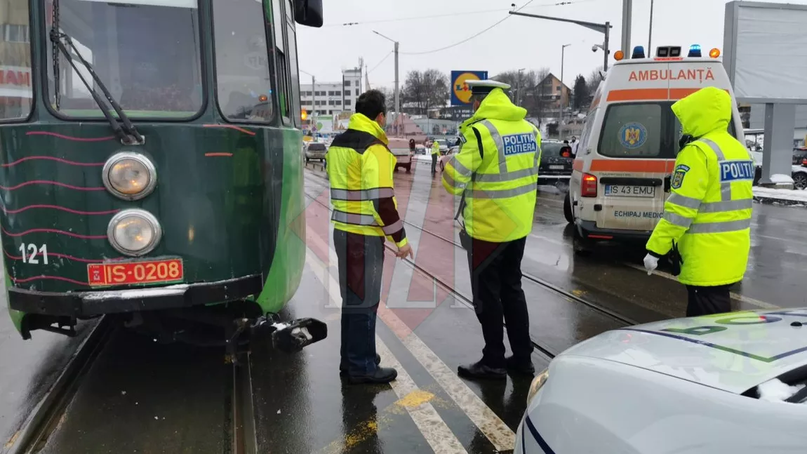 Accident rutier în Nicolina. Un tramvai CTP Iași a deraiat de pe șine, după ce a fost izbit de un autoturism - EXCLUSIV, FOTO, UPDATE, VIDEO