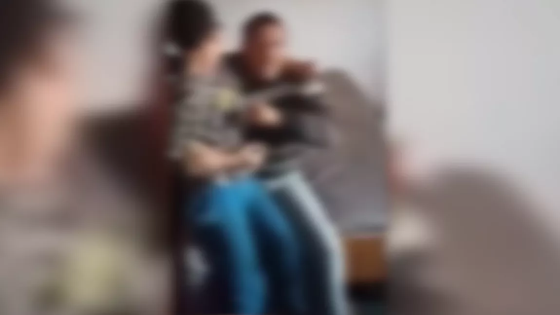 Imagini cu un puternic impact emoțional! Un bărbat din Iaşi îşi loveşte cu pumnul fiul. Mama, în loc se intervină, filmează râzând - VIDEO, UPDATE
