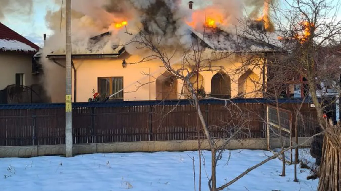 O casă a fost cuprinsă de flăcări în comuna Victoria din Iași -GALERIE FOTO