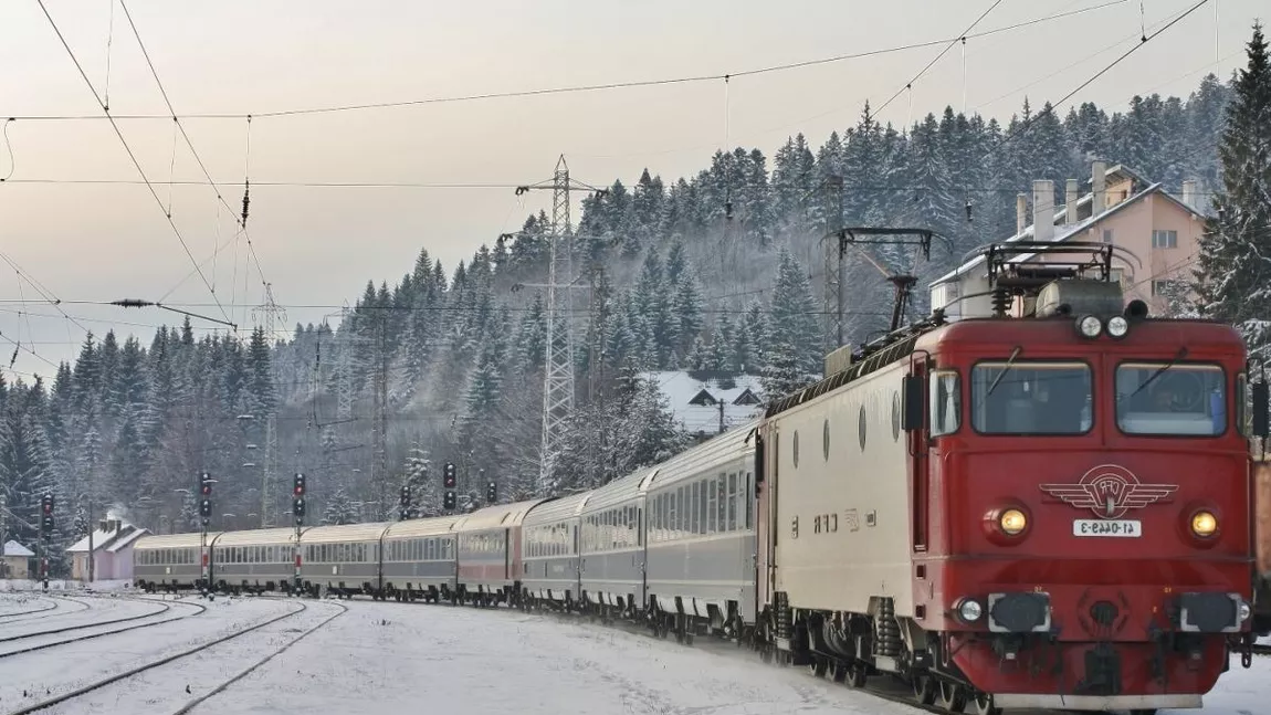 Angajații CFR Iaşi intervin pentru curățarea liniilor de contact pentru ca circulaţia trenurilor să se desfășoare în condiții normale