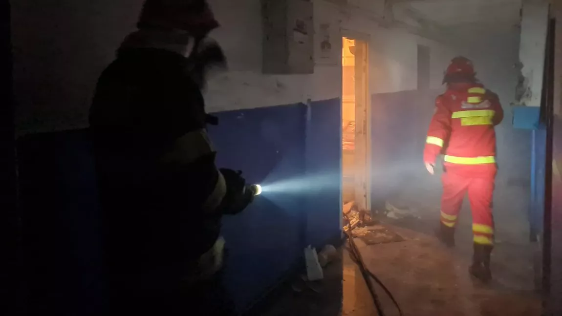 Incendiu în municipiul Piatra Neamț. Mai multe persoane au fost evacuate, după ce un bloc de locuințe a fost cuprins de flăcări