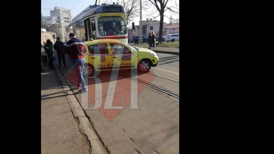 Accident rutier pe strada Cuza Vodă. Un taxi a fost izbit de un tramvai, după ce nu a acordat prioritate de trecere - EXCLUSIV, FOTO