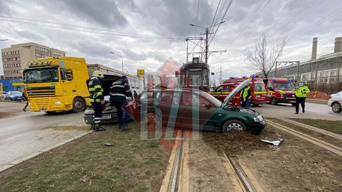 Accident rutier grav pe Calea Chişinăului din Iaşi. Trei persoane rănite, după ce două autoturisme și un tramvai au intrat în coliziune - EXCLUSIV, FOTO, LIVE VIDEO, UPDATE