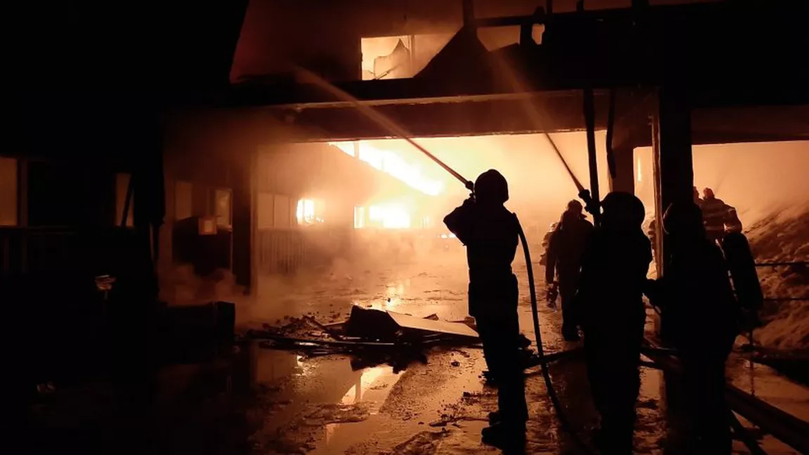 Incendiu puternic în Maramureș. O fabrică de mobilă, cuprinsă de flăcări - FOTO