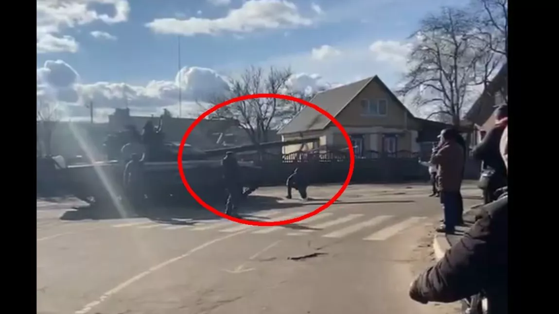 Localnicii din Ucraina încearcă să oprească tancurile Rusiei cu mâinile goale. Se pun în genunchi în fața tancurilor - FOTO, VIDEO
