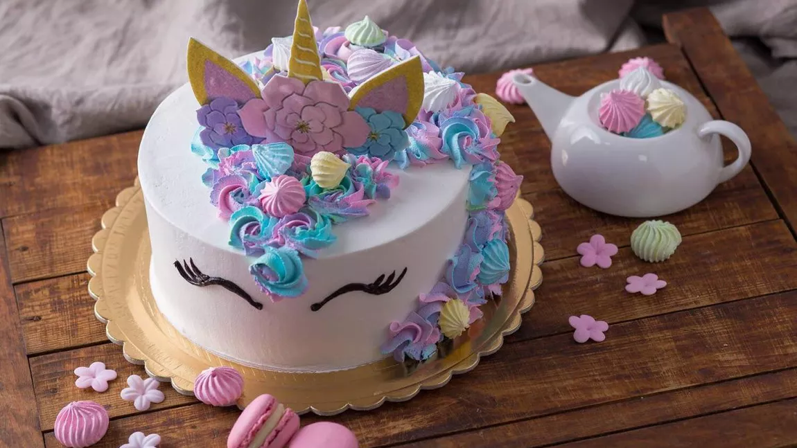 Tort unicorn pentru aniversarea celor mici. Cum să pregătești acasă un desert spectaculos