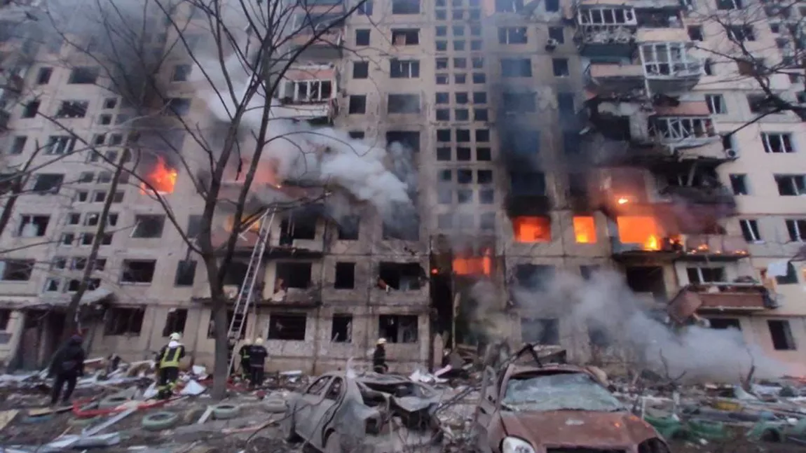 O clădire de nouă etaje aproape s-a prăbuşit după atacurile trupelor ruseşti - VIDEO
