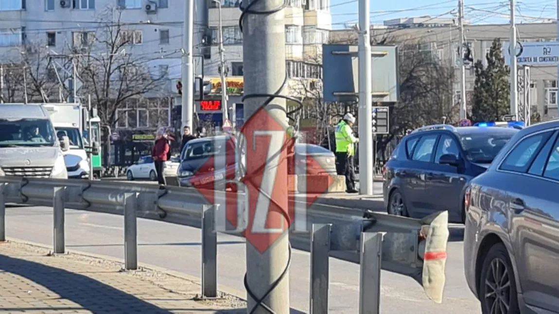 Accident rutier în Podu Roș! Un autoturism a ajuns pe trotuar