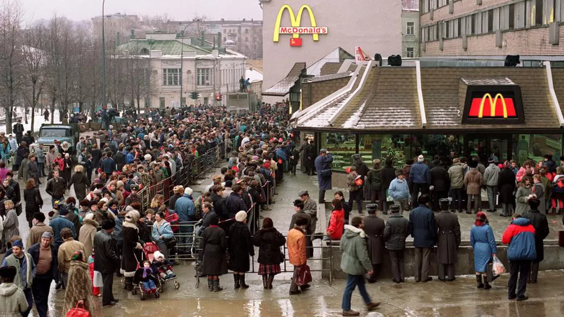 Cozi uriașe la McDonald’s, după ce compania a decis să închidă temporar toate restaurantele din Rusia