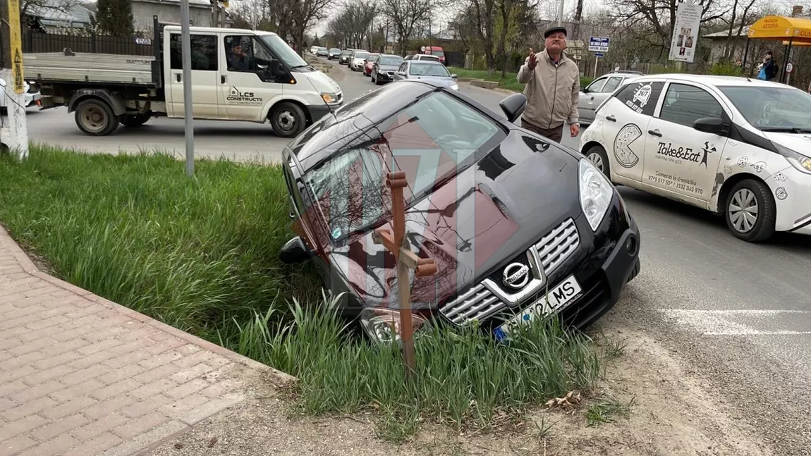 Un bărbat a intrat cu mașina într-un şanţ, fix lângă o cruce, într-o localitate din județul Iași - EXCLUSIV/FOTO