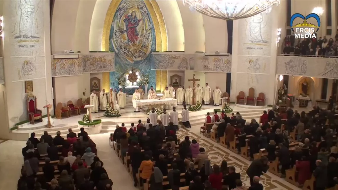 Noaptea de Înviere în Biserica Catolică. Sute de oameni prezenți la slujba de la Iași – LIVE VIDEO