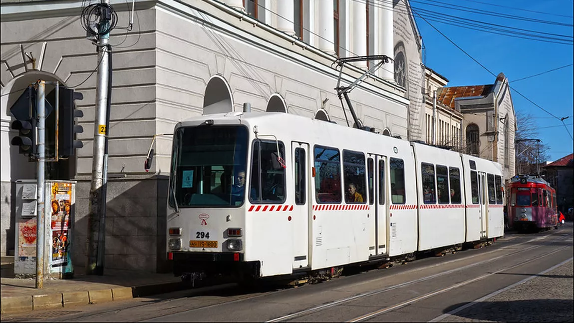 O femeie din Iași a avut nevoie de îngrijiri medicale, după ce a căzut din tramvai
