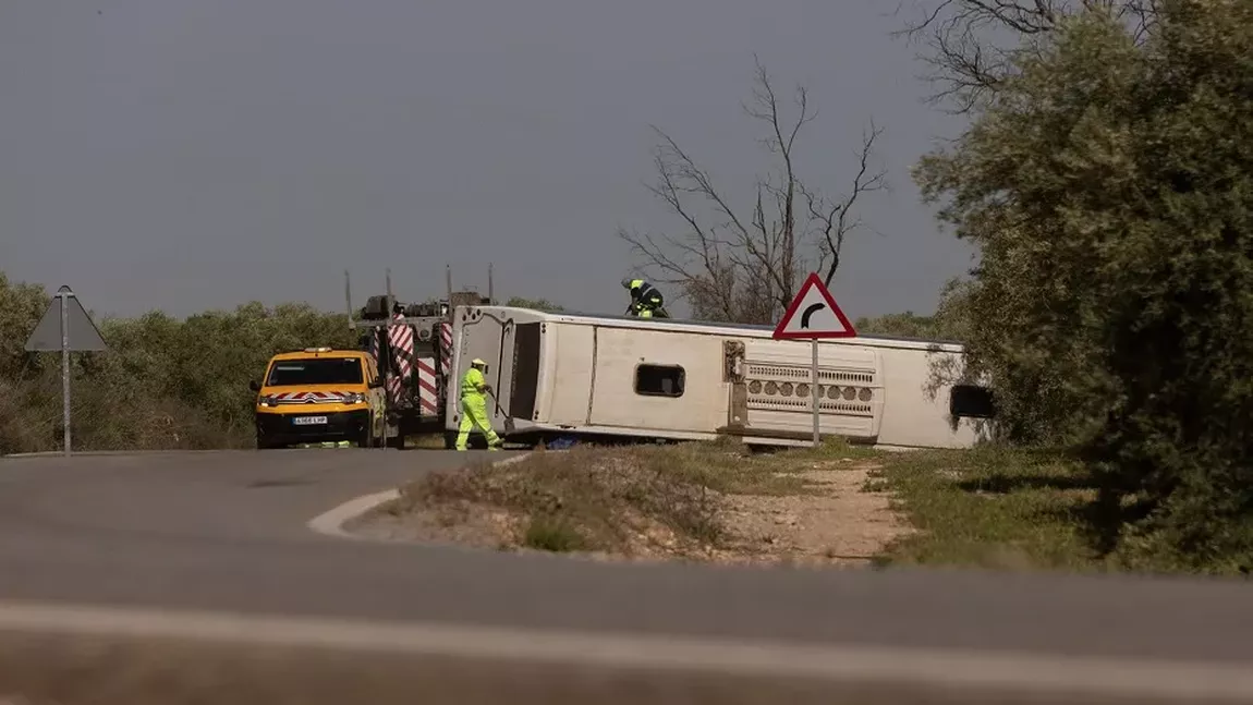 Un autobuz cu muncitori români s-a răsturnat în Spania. Doi oameni au murit, iar alți trei sunt grav răniți - FOTO