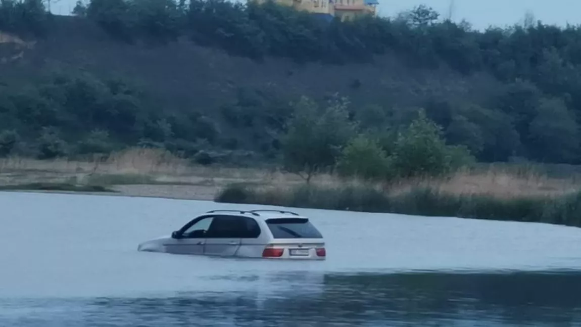 Un BMW a rămas blocat în apă, după ce a încercat să traverseze râul Bistriţa - VIDEO